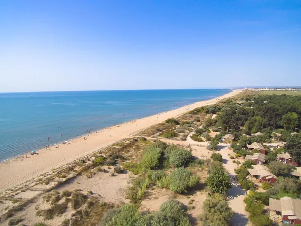 Piaszczysta plaża na kempingu Roan Serignan Plage.