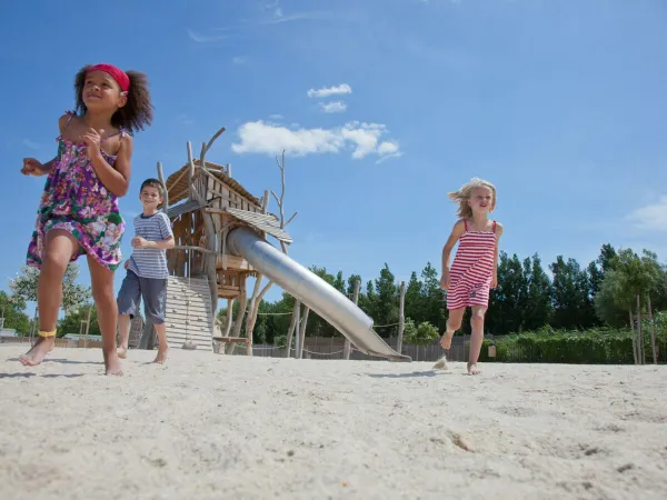 Mały plac zabaw na kempingu Roan Serignan Plage.