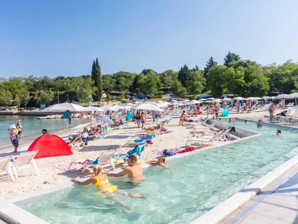 Basen bez krawędzi na piaszczystej plaży na kempingu Roan Lanterna.