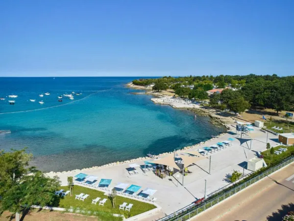 Leżaki przy plaży na campingu Park Umag.
