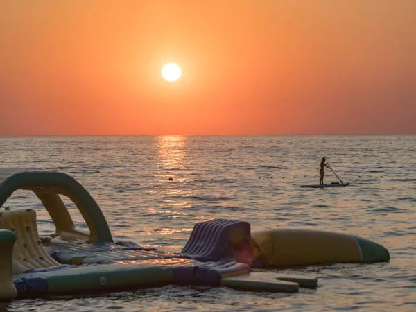 Zachód słońca przy plaży w Roan Camping Park Umag.