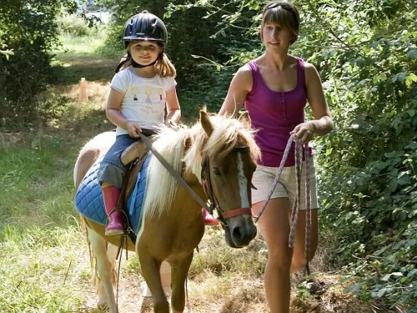 Jazda na kucykach na kempingu Roan Domaine de la Brèche.