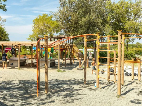 Plac zabaw na kempingu Roan hu Montescudaio village.