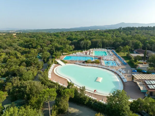 Przegląd basenu lagunowego i basenów kempingu Roan hu Montescudaio village.
