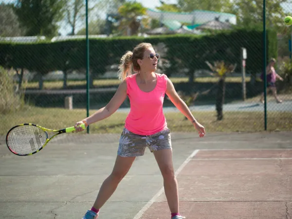 Tenis na kempingu Roan Le Domaine de Beaulieu.