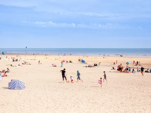 Piaszczysta plaża na kempingu Roan Le Domaine de Beaulieu.