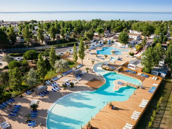 Przegląd basenów na kempingu Roan Méditerranée Plage.