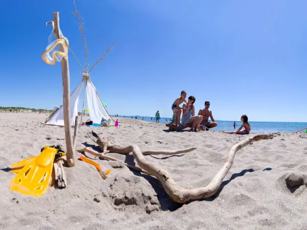 Piaszczysta plaża na kempingu Roan Serignan Plage.