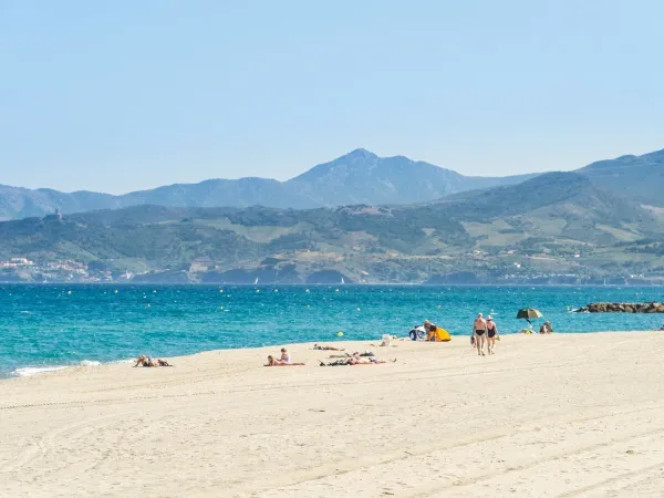 Piaszczysta plaża w pobliżu kempingu Roan Soleil Méditerranée.