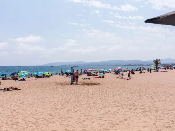 Piaszczysta plaża w pobliżu kempingu Roan La Baume.