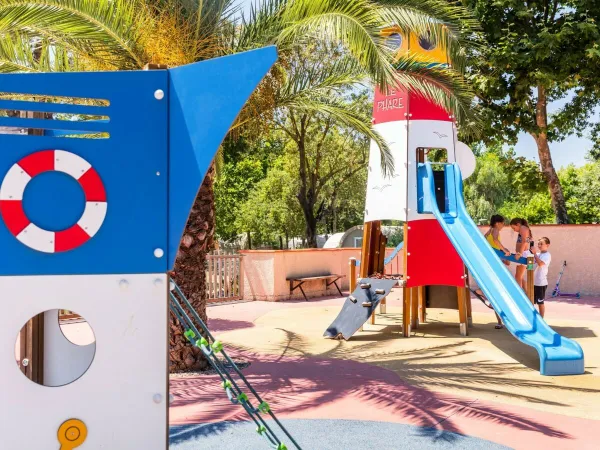 Plac zabaw dla dzieci na kempingu Roan La Sardane.