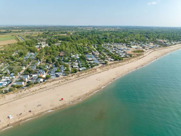 Piaszczysta plaża na kempingu Roan Méditerranée Plage.