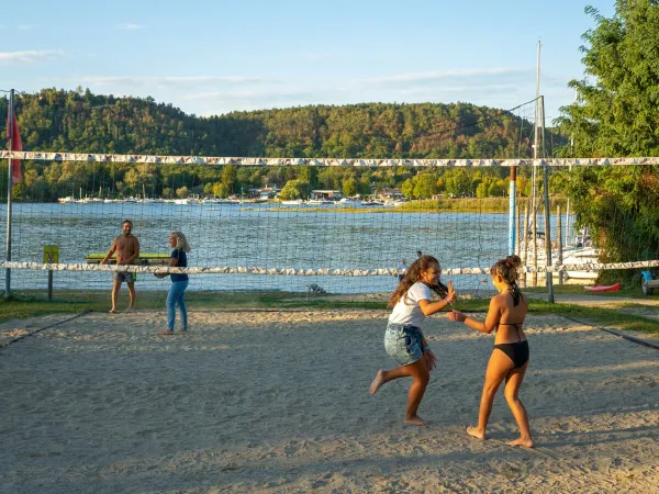 Siatkówka plażowa na kempingu Roan Lido Verbano.