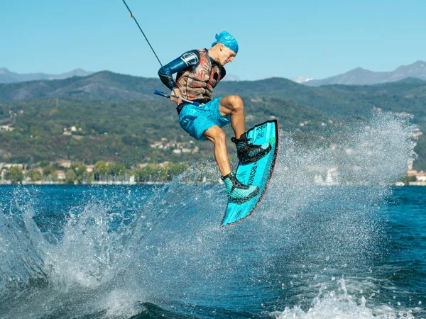 Kitesurfing na kempingu Roan Lido Verbano.