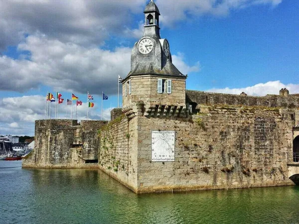 Pomnik historyczny w pobliżu kempingu Roan Le Ty Nadan.