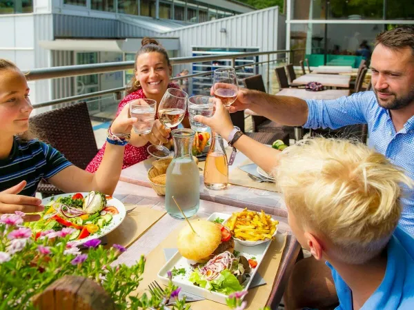 Zjedz lunch z rodziną na kempingu Roan Le Ty Nadan.