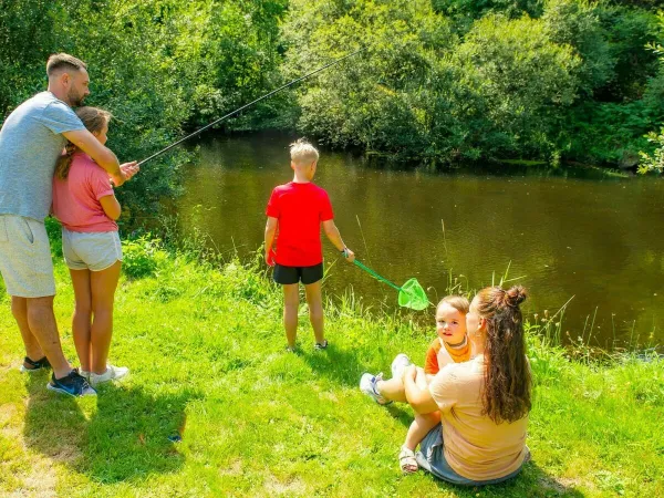 Rodzina łowi ryby na kempingu Roan Le Ty Nadan.