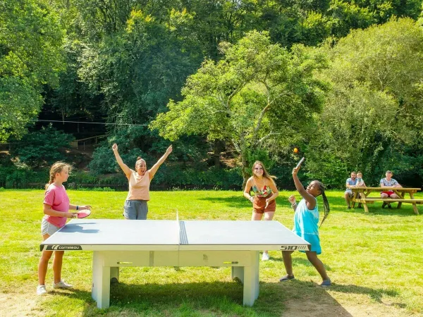 Tenis stołowy na kempingu Roan Le Ty Nadan.