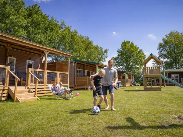 Dzieci bawiące się w pobliżu zakwaterowania Roan na kempingu Marvilla Parks Friese Meren.