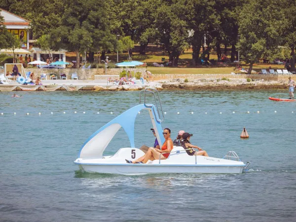 Pedalos na plaży w parku kempingowym Roan w Umag.