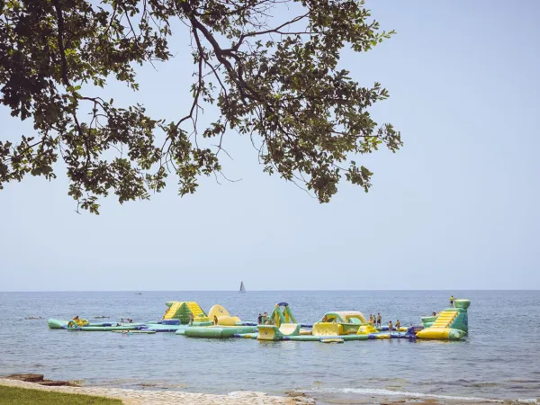 Poduszki powietrzne w morzu na kempingu Roan w Umag.