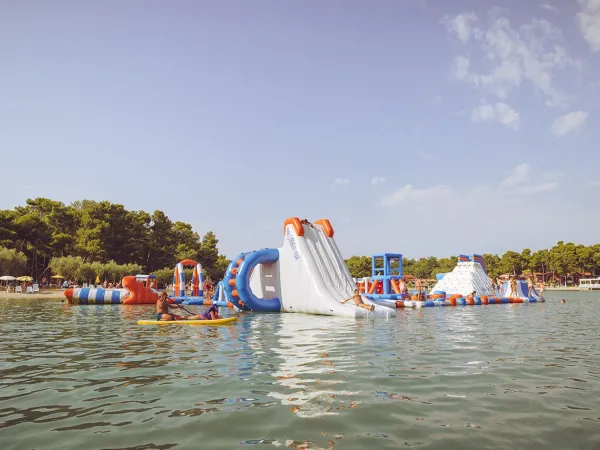 Poduszki powietrzne w morzu na kempingu Roan Stella Maris.