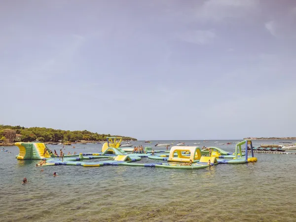 Wodny plac zabaw w morzu na kempingu Roan Lanterna.