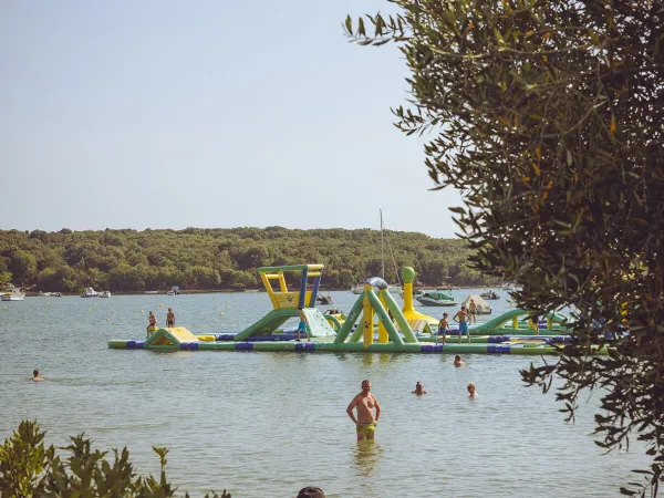 Poduszka wodna na plaży na kempingu Roan w Vestar.