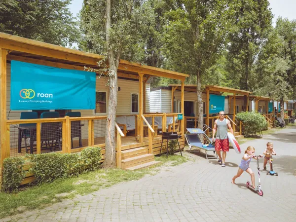 Premium Lounge mobile homes street w Roan camping hu Altomincio village.