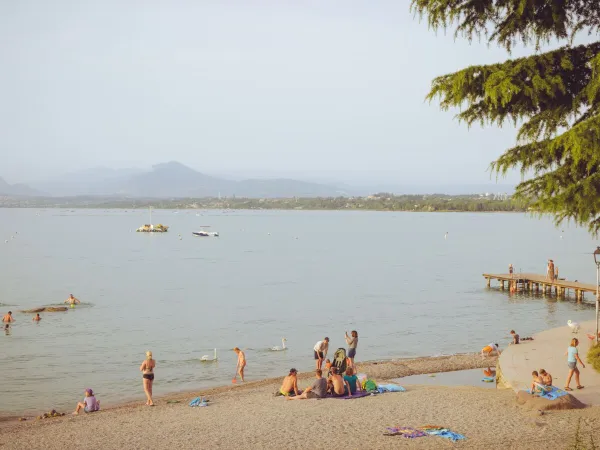 Plaża nad jeziorem na kempingu Roan Bella Italia.