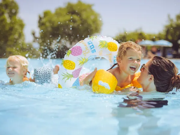 Rodzinna zabawa w basenie na kempingu Roan Piantelle.