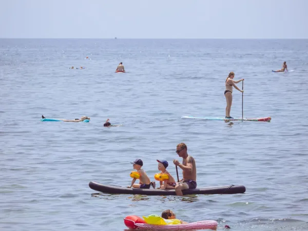 Sporty wodne na plaży na kempingu Roan Stella Maris.