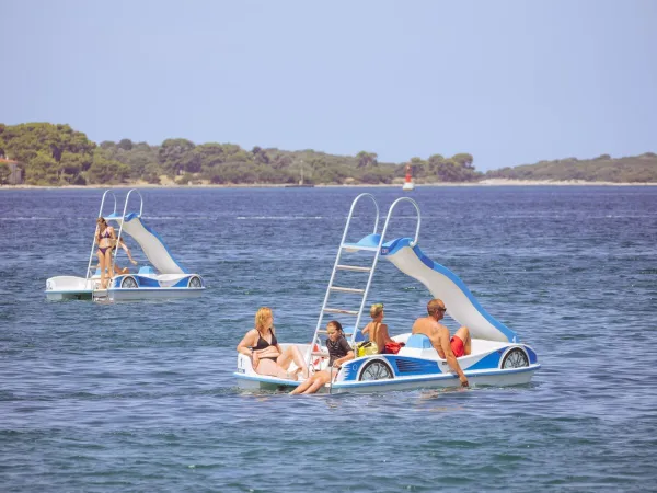 Pedalos na plaży w Roan na kempingu Stella Maris.