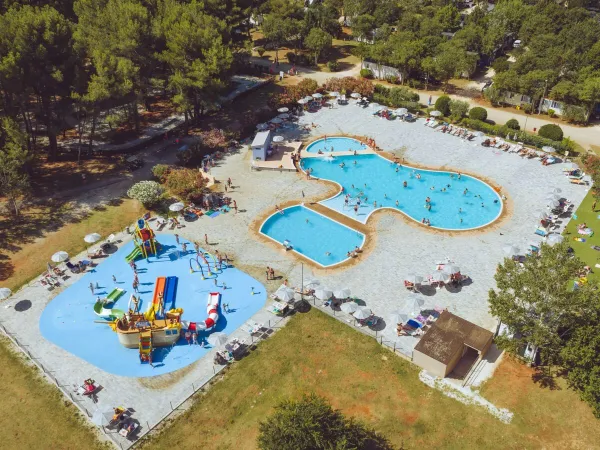 Baseny na campingu Bi Village