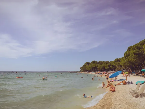 Żwirowa plaża na kempingu Roan Bi Village.