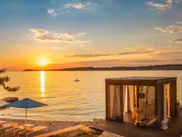 Zachód słońca na plaży na kempingu Roan Lanterna.