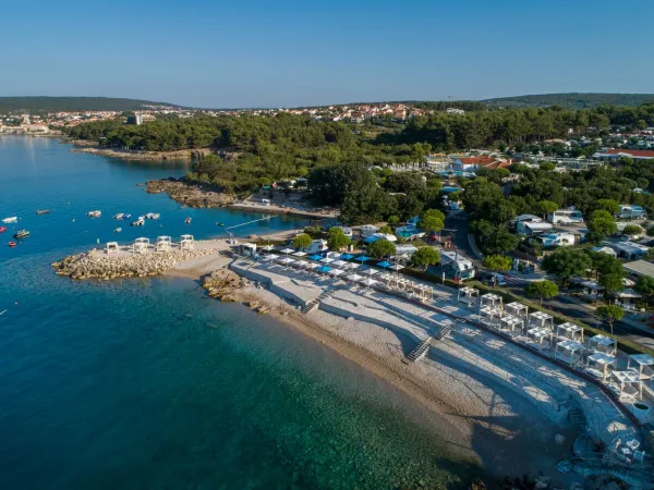 Żwirowa plaża w ośrodku kempingowym Roan w Krk.