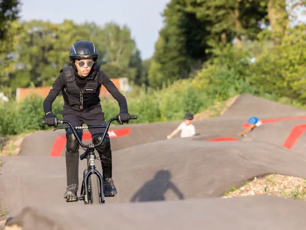 Rower, hulajnoga lub cross-track na kempingu Roan de Twee Bruggen.