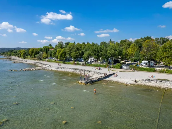 Mała plaża przy kempingu Roan w Piantelle.