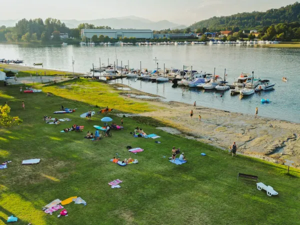 Miejsce do opalania nad wodą na kempingu Roan Lido Verbano.