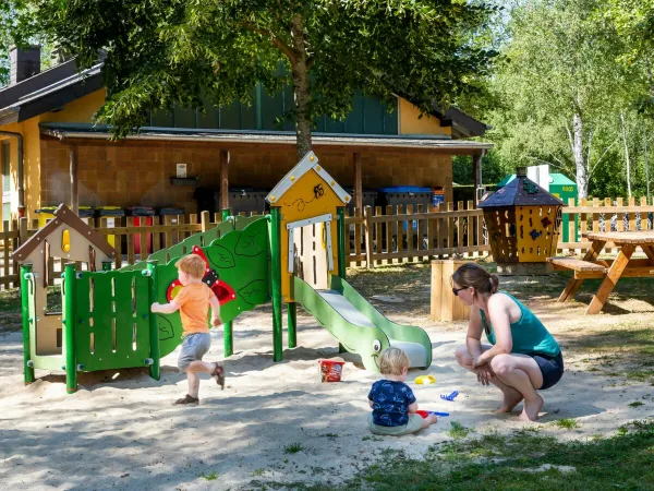 Mały plac zabaw na kempingu Roan hu Birkelt village.