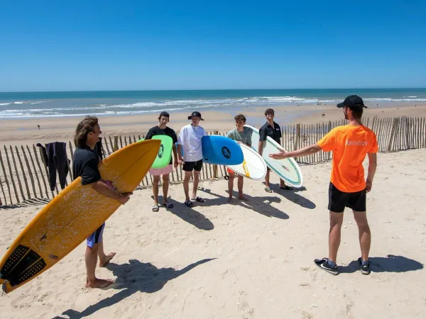 Surfing na piaszczystej plaży kempingu Roan Atlantic Club Montalivet.