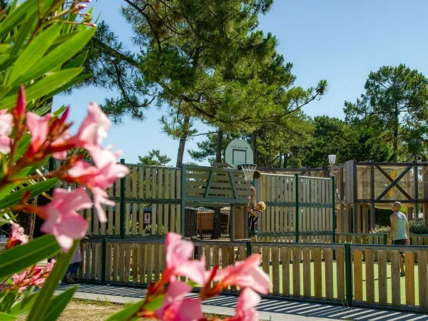 Strefa multisportowa na kempingu Roan Atlantic Club Montalivet.