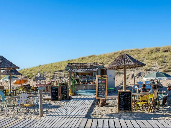 Bar plażowy na piaszczystej plaży kempingu Roan Atlantic Montalivet.