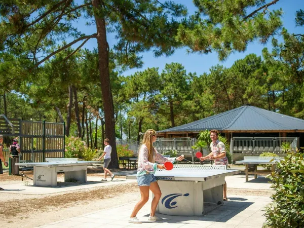 Tenis stołowy na kempingu Roan w Atlantic Club Montalivet.