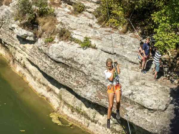 Ziplining w pobliżu kempingu Roan Domaine Massereau.