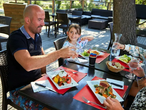 Zjedz lunch na tarasie w Verdon Parc.