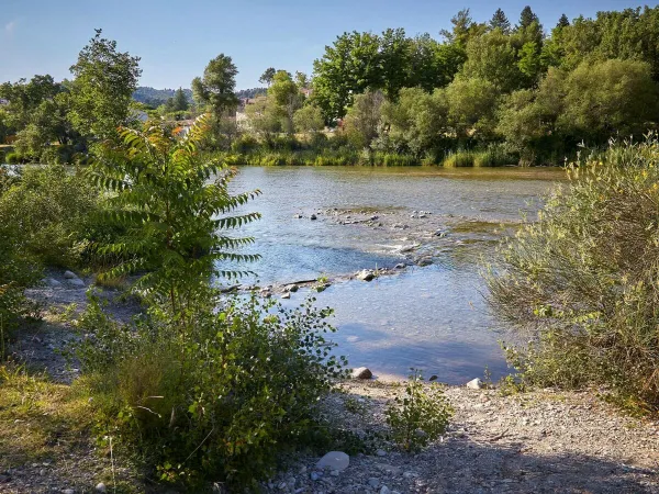 Rzeka w pobliżu kempingu Roan Verdon Parc.