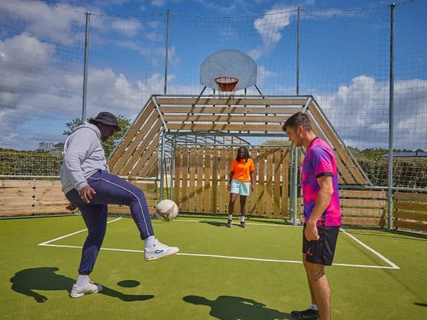 Boisko multisportowe na kempingu Roan Les Chardons Bleus de la Turballe.