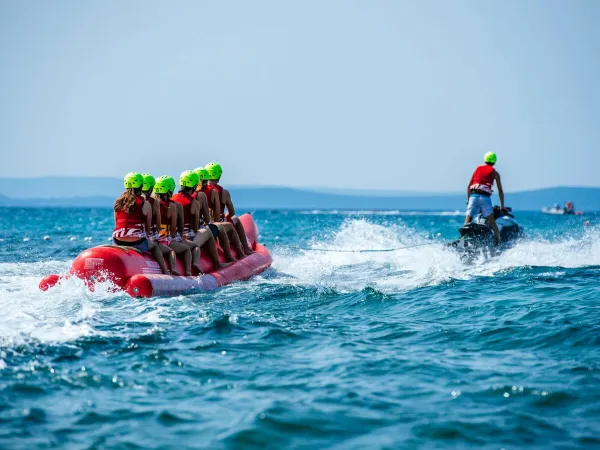 Pływanie na bananie w morzu na kempingu Roan w Zaton Holiday Resort.